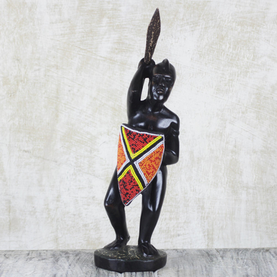 Perlenbesetzte Holzskulptur eines afrikanischen Kriegers