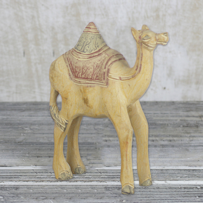 Holzstatuette, „Charmantes Kamel“. - Handgeschnitzte Kamelstatuette aus Holz aus Westafrika