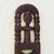 Wandakzent aus Holz – Wandkunst eines traditionellen westafrikanischen Kamms und einer Fruchtbarkeitspuppe