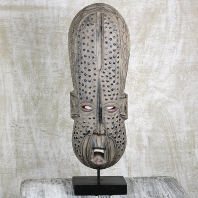 Máscara de madera africana, 'Asomdwe' - Máscara de madera africana hecha a mano en soporte