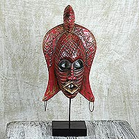 Máscara de madera africana - Máscara de madera africana de color rosa oscuro en soporte