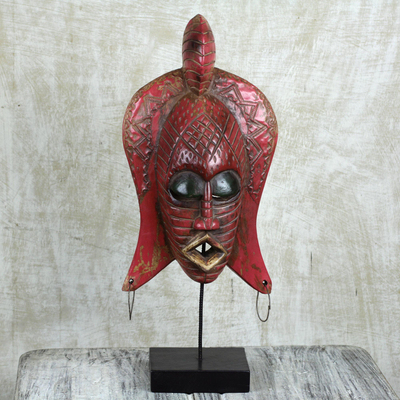 Maske aus afrikanischem Holz, „Fameye“ – tiefrosafarbene afrikanische Holzmaske auf Ständer