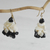 Cluster-Ohrringe aus Achatperlen - Schwarze und cremefarbene Achat-Cluster-Ohrringe, handgefertigt in Ghana