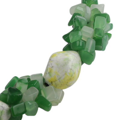 Achat-Perlenkette, 'Selorm' - Handgefertigte Achat-Perlenkette mit recycelten Glasperlen
