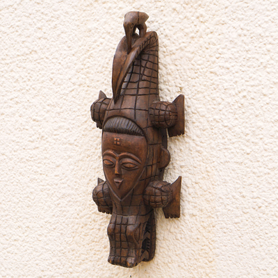 Afrikanische Holzmaske, „Mukoso“ – Traditionelle afrikanische Holzmaske mit handgeschnitzten Motiven