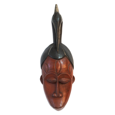 Afrikanische Holzmaske - Traditionelle afrikanische Vogel-Holzmaske in Braun- und Schwarztönen