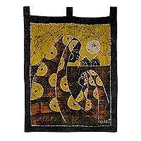 Baumwoll-Batik-Wandbehang, „Mother's Care in Yellow“ – Baumwoll-Batik-Wandbehang für Mutter und Kind, handgefertigt in Ghana