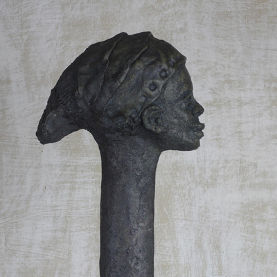 Fiberglas-Skulptur, 'Mutter Afrika II' - Einzigartige Fiberglas-Skulptur einer Mutter aus Ghana