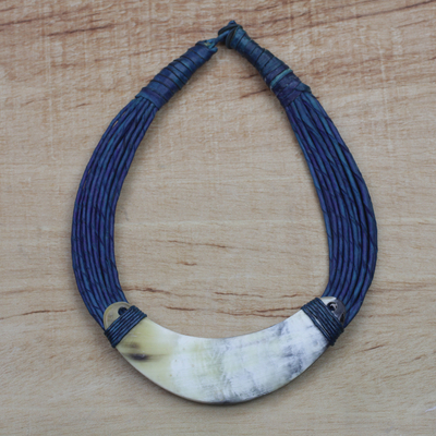 Horn-Anhänger-Halskette, 'Sida' – Halbmondförmige Horn-Anhänger-Halskette mit blauem Lederband