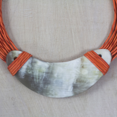 Horn-Anhänger-Halskette, „Somo“ – Halbmondförmige Horn-Anhänger-Halskette aus orangefarbenem Lederband
