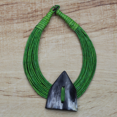 Collar con colgante de cuerno, 'Zinlafa' - Collar de cordón de cuero verde con colgante de cuerno en forma de triángulo