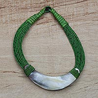 Horn-Anhänger-Halskette, „Buudu Honored“ – Halbmondförmige Horn-Anhänger-Halskette aus grünem Lederband