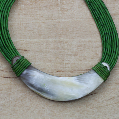 Halskette mit Hornanhänger - Halbmondförmige Halskette aus grünem Lederband mit Hornanhänger