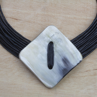 Horn-Anhänger-Halskette, „Pamga“ – rautenförmige Horn-Anhänger-Halskette aus schwarzem Lederband