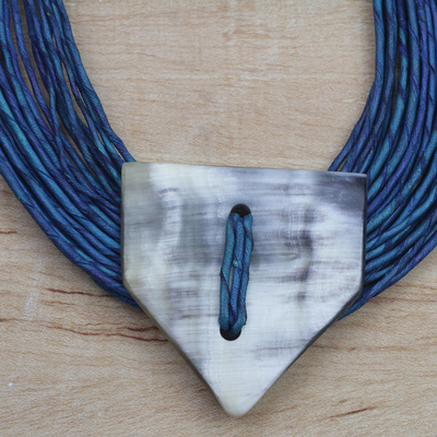 Statement-Halskette aus Leder und Knochen, „Posongo“ – ghanaische blaue Statement-Kordelkette aus Leder und Knochen