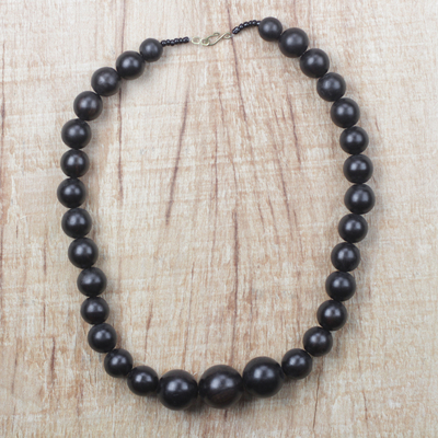 Perlenkette aus Ebenholz, 'Elegant Circle' - Ghanaische Perlenkette aus schwarzem Ebenholz