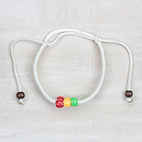 Pulsera de cordón trenzado, 'Colorful Joy' - Pulsera de cordón trenzado blanco con plástico y madera