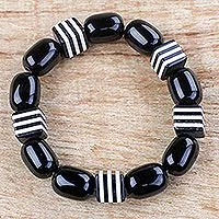 Pulsera elástica con cuentas de vidrio reciclado, 'Maame' - Pulsera elástica con cuentas de vidrio reciclado en blanco y negro