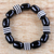 Stretch-Armband aus recycelten Glasperlen, „Maame“ – Schwarz-weißes Stretch-Armband aus recycelten Glasperlen