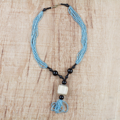 Halskette mit Anhänger aus Horn und recycelten Glasperlen - Himmelblaue und schwarze Glashorn-Anhänger-Halskette mit Perlen