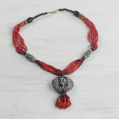 Halskette mit Anhänger aus Keramik und recycelten Glasperlen - Halskette mit Anhänger aus Keramik und Glasperlen in Rot aus Ghana
