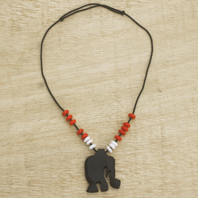 Collar con colgante de cuentas de madera de ébano - Collar con colgante de elefante con cuentas de madera de ébano de Ghana