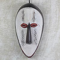 Afrikanische Holzmaske, „Meka Vo“ – handgeschnitzte Wandmaske aus westafrikanischem Alstonia-Holz