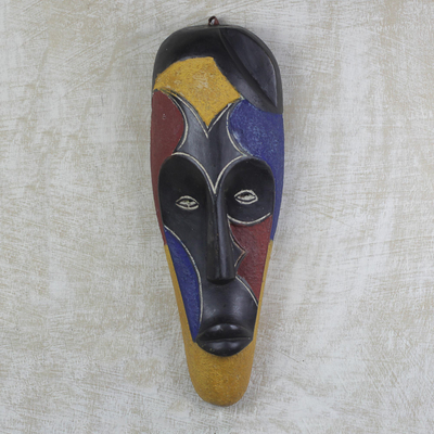 Afrikanische Holzmaske, 'Ameadewonu' - Handgeschnitzte Wandmaske aus westafrikanischem Alstonienholz