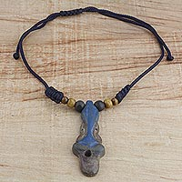Halskette mit Anhänger aus Holzperlen, „Akan Wisdom“ – verstellbare Halskette mit Anhänger aus Sese-Holz in Blau aus Ghana