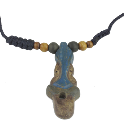 Halskette mit Anhänger aus Holzperlen - Verstellbare Halskette mit Sese-Holz-Anhänger in Blau aus Ghana