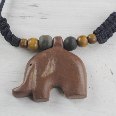 Halskette mit Holzanhänger - Handgeschnitzte Halskette mit afrikanischen Elefanten aus Sese-Holz