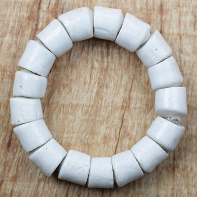 Stretch-Armband aus recycelten Glasperlen - Weißes Stretch-Armband aus recycelten Glasperlen aus Ghana
