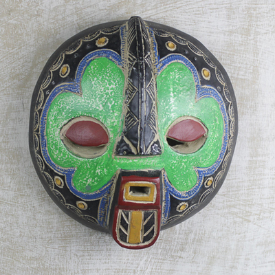 Máscara africana de madera y aluminio - Máscara de pared de madera y aluminio de Sese hecha a mano en Ghana
