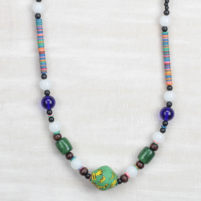 Halskette aus recycelten Glas- und Kunststoffperlen - Mehrfarbige Perlenkette aus Glas und recyceltem Kunststoff