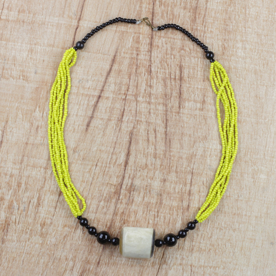 Halskette mit Anhänger aus Horn und recycelten Glasperlen - Gelbe und schwarze Glashorn-Anhänger-Halskette mit Perlen