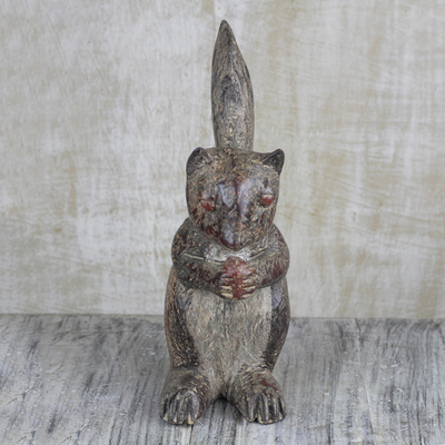 Holzskulptur, 'Glückshörnchen' - Handgefertigte Glückskäfer-Skulptur aus Sese Holz aus Ghana