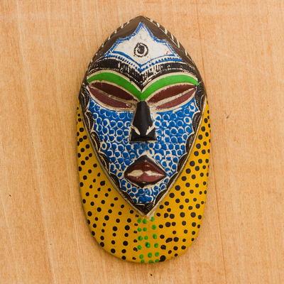 Máscara de madera africana, 'Ntokozo' - Máscara de pared de madera de caucho tallada a mano en África Occidental
