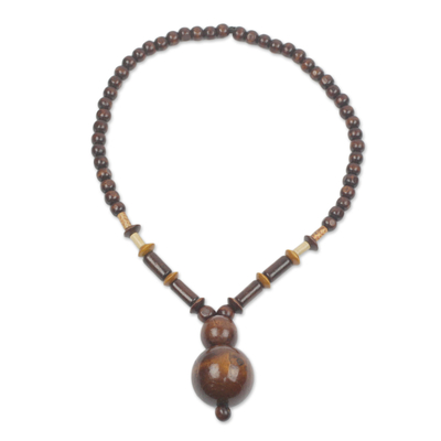 Halskette mit Perlenanhänger aus Holz und recyceltem Kunststoff, „Nkwa Hia“ – Halskette mit Perlenanhänger aus Holz und recyceltem Kunststoff aus Ghana