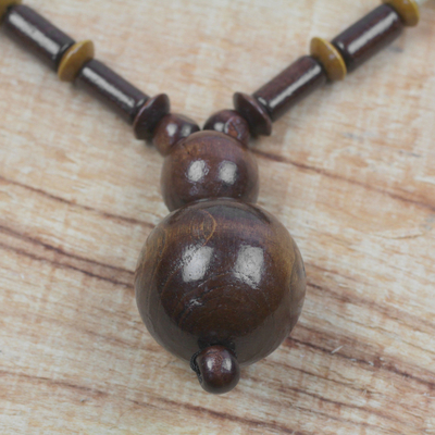Halskette mit Perlenanhänger aus Holz und recyceltem Kunststoff, „Nkwa Hia“ – Halskette mit Perlenanhänger aus Holz und recyceltem Kunststoff aus Ghana