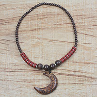 Halskette mit Perlenanhänger aus Holz und recyceltem Kunststoff, „Kae Me Moon“ – Halskette mit Perlenanhänger aus Holz und recyceltem Kunststoff aus Ghana