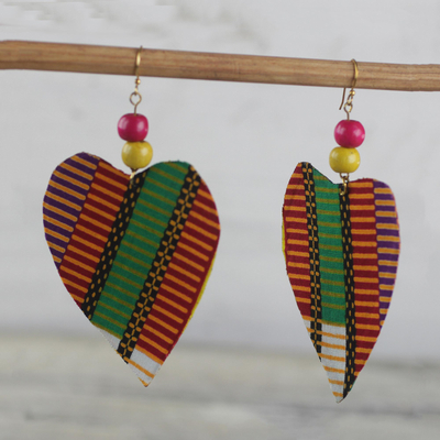 Ohrhänger aus Baumwolle und Holz - Herzförmige Ohrhänger aus Seseholz mit Baumwolldruck