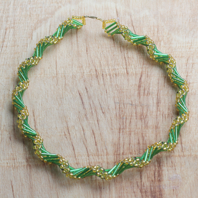 Statement-Halskette aus recyceltem Glasperlen - Grüne und goldene Statement-Halskette aus recyceltem Glas
