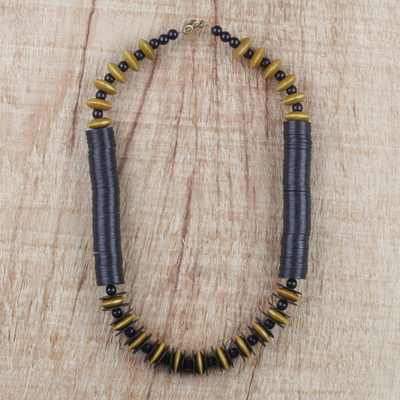 Perlenkette aus Holz und recyceltem Kunststoff - Handgefertigte Perlenkette aus ghanaischem Holz und recyceltem Kunststoff
