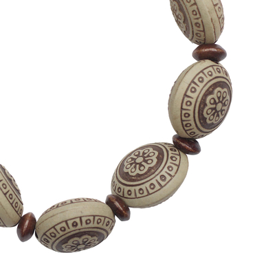 Stretch-Armband aus Holz und recyceltem Kunststoff mit Perlen - Stretch-Armband mit Perlen aus recyceltem Kunststoff aus Sese-Holz mit Blumenmuster