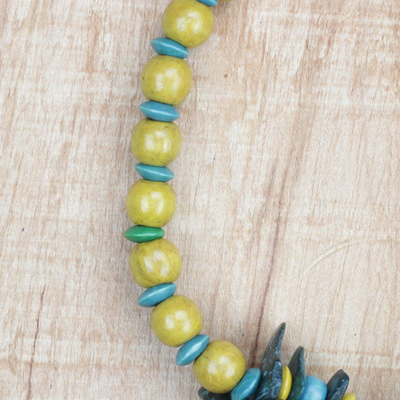 Halskette aus Kokosnussschale und Holzperlen - Halskette aus gelber und blaugrüner Kokosnussschale und Holzperlen