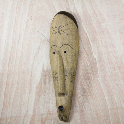 Afrikanische Holzmaske - Handgefertigte längliche afrikanische Maske aus elfenbeinfarbenem Sese-Holz