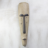 Máscara de madera africana, 'Fang Ngil Woman' - Máscara de madera de Sese africana larga hecha a mano de Ghana