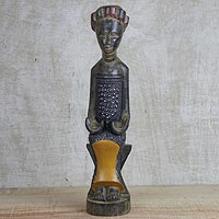 Holzskulptur „Königliche Mutter“ – handgeschnitzte königliche sitzende Mutterskulptur aus Sese-Holz