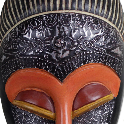 Afrikanische Holzmaske, 'Adom Ahoto' - Handgeschnitzte Adom Ahoto-Maske aus afrikanischem Sese-Holz und Aluminium