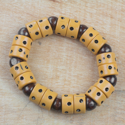 Stretch-Armband aus Holz und recyceltem Kunststoff mit Perlen - Stretch-Armband aus Holz und Kunststoff mit Punktmotiv aus Ghana